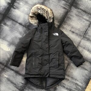 The North Face Black Arctic Swirl Parka with Faux Fur Hood Trim, girls XXS